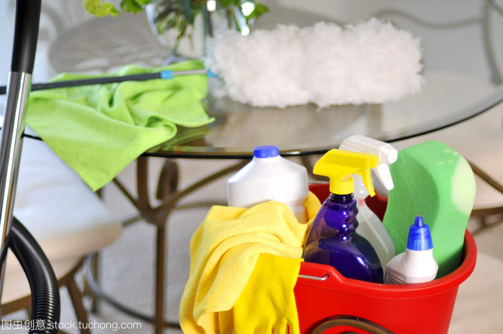 清洁服务中的基本工具 水桶与清洁用品的重要性